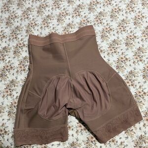 Columbia Women's Brown Shapewear Shorts.. this new .